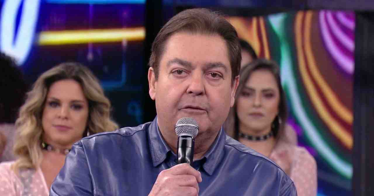 Faustão apresentando seu programa na TV Globo