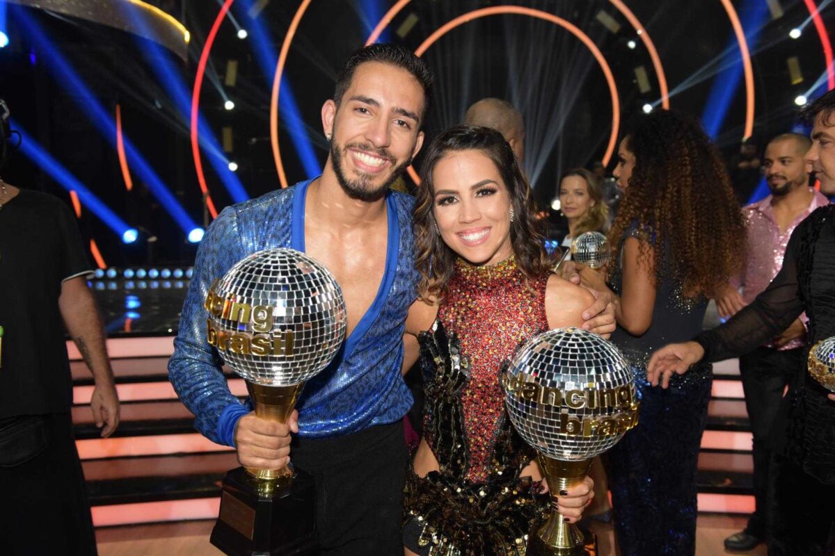 Pérola Faria e Fernando Perrotti seguram o grande troféu do Dancing Brasil