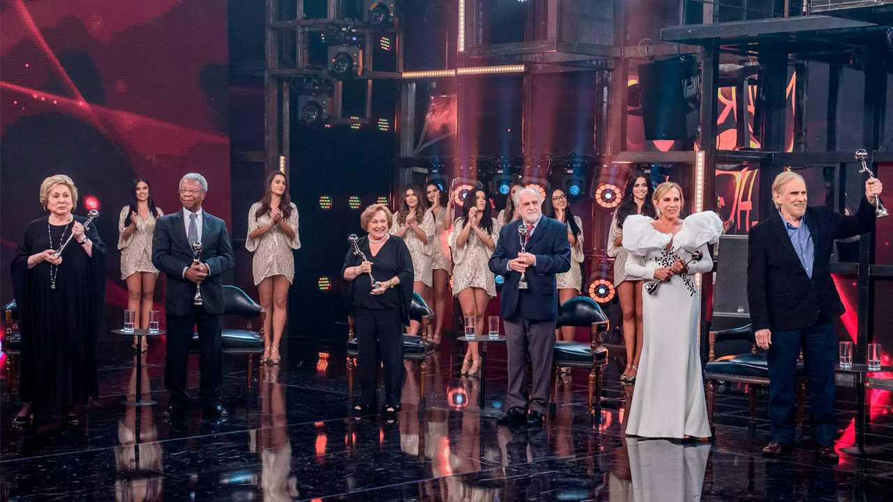 Aracy Balabanian, Arlete Salles, Ary Fontoura, Francisco Cuoco, Milton Gonçalves e Nicette Bruno são surpreendidos no palco do ‘Domingão do Faustão’