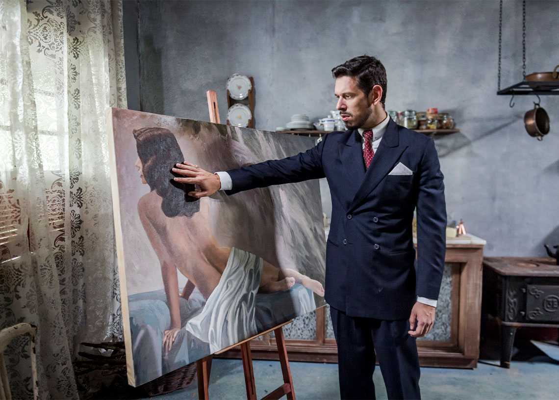 Gustavo Bruno (João Vicente de Castro) encontra pintura que Danilo (Rafael Cardoso) fez de Julia (Vitória Strada)