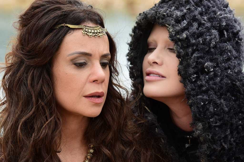 Herodíade (Vanessa Gerbelli) é morta por Satanás (Mayana Moura)