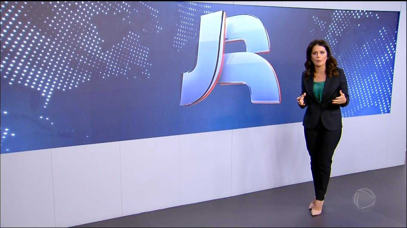 Adriana Araújo apresentando o Jornal da Record