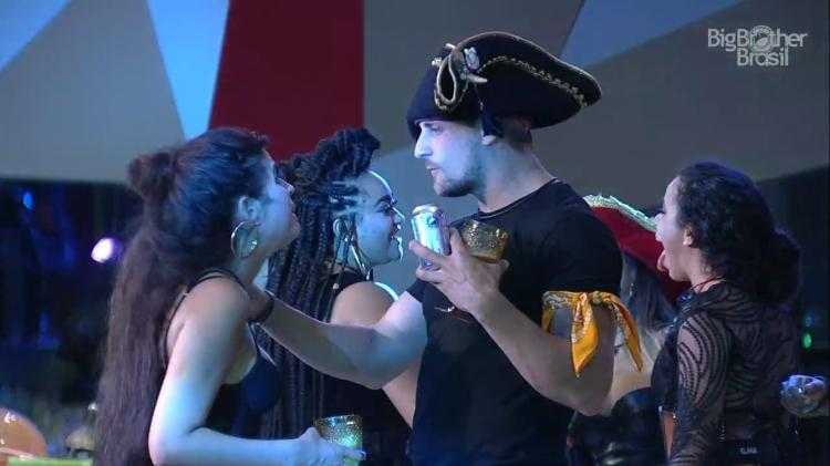 Festa no BBB 19 tem conversa amigável entre Hana e Diego, explicação de votos e selinhos