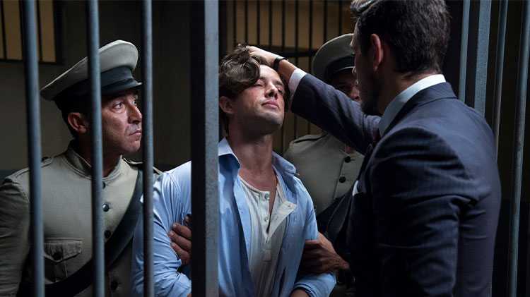 Danilo (Rafael Cardoso) é agredido por Gustavo (João Vicente de Castro) Espelho da Vida