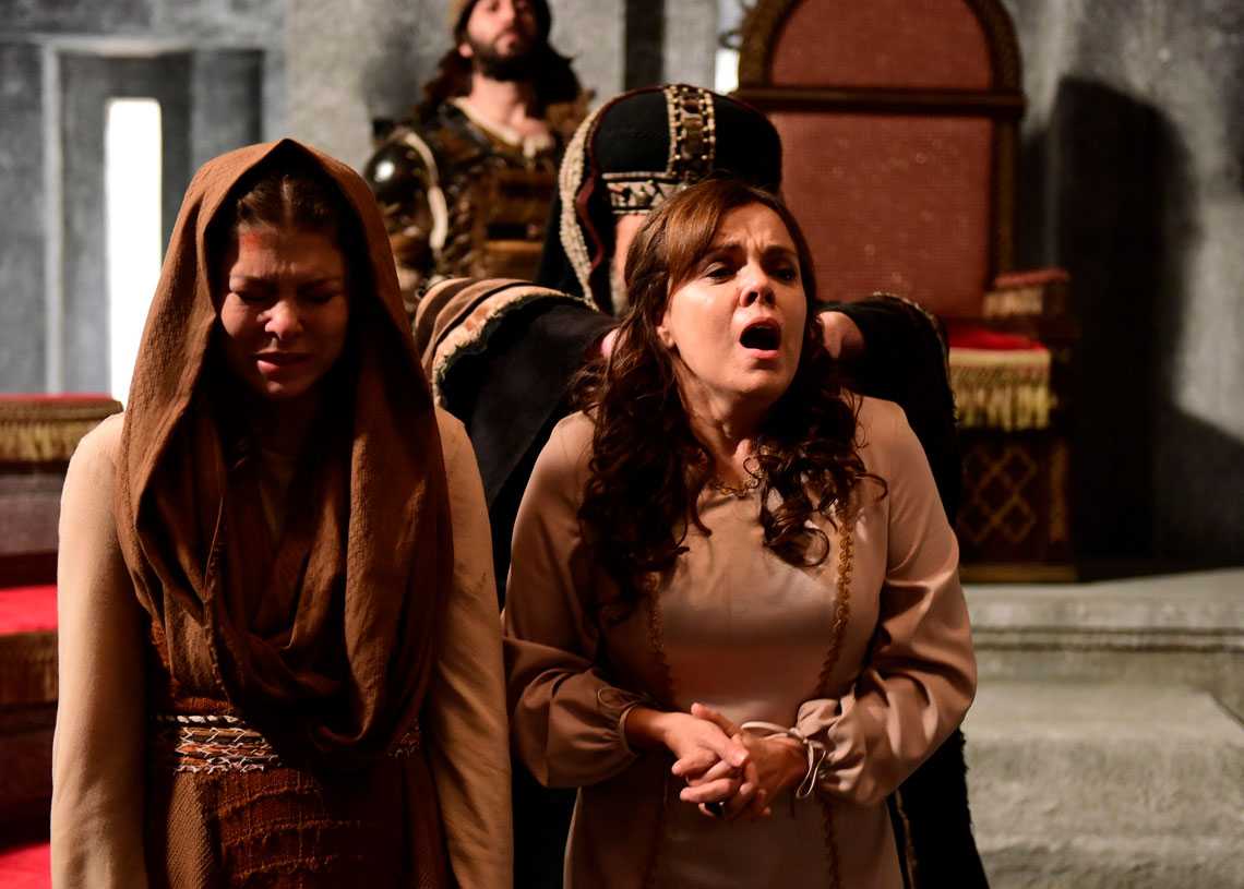 Judite (Marcela Muniz) e Livona (Bárbara Borges em cena da Novela Jesus