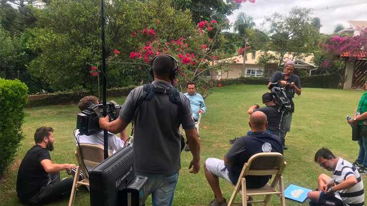 Bastidores da gravação do 'Domingo Show' com Geraldo Luis e o ator Vitor Morosini