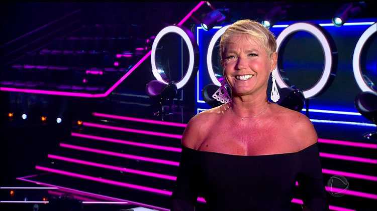 Apresentadora Xuxa Meneghel no cenário do The Four Brasil