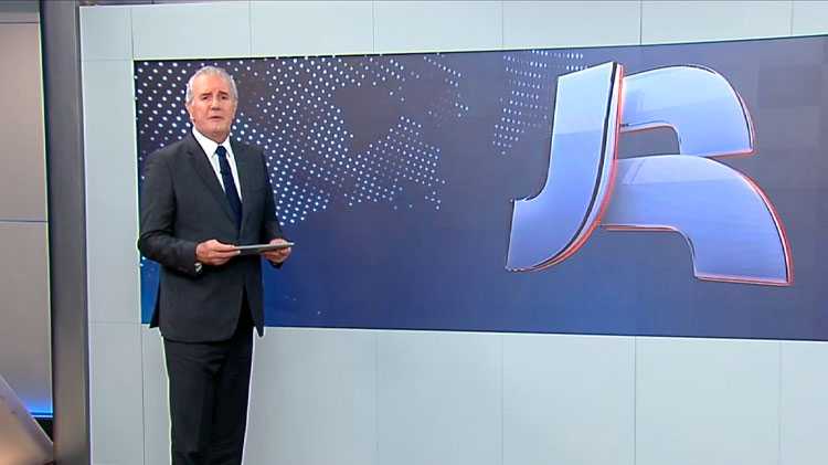 Celso Freitas apresentando o 'Jornal da Record' de ontem (13)