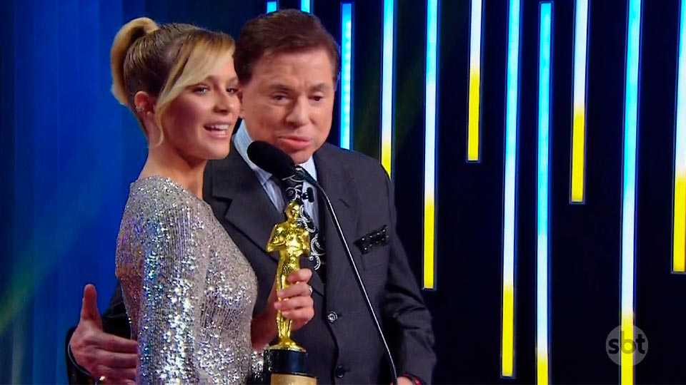 Isabella Santoni recebe o Troféu Imprensa que ganhou em 2014