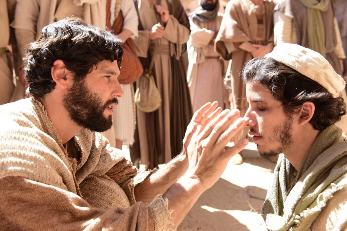 Jesus (Dudu Azevedo) cura Judas Tadeu (Rick Tavares) , em uma das cenas marcantes da Novela Jesus