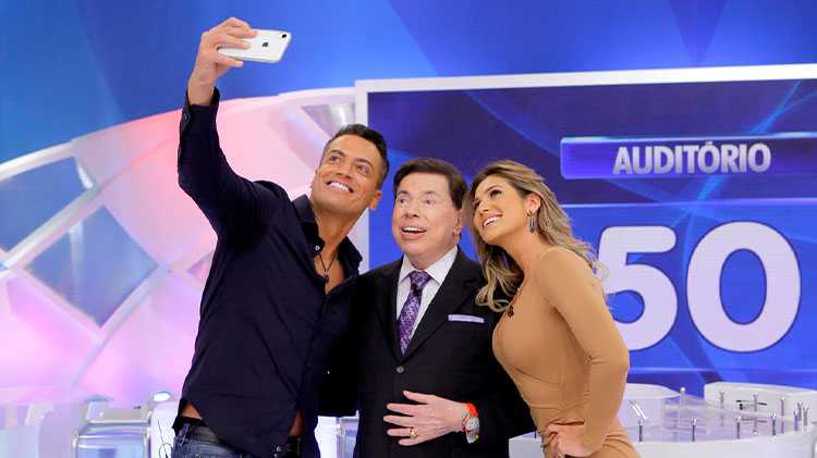 Leo Dias e Lívia Andrade tiram selfie com Silvio Santos