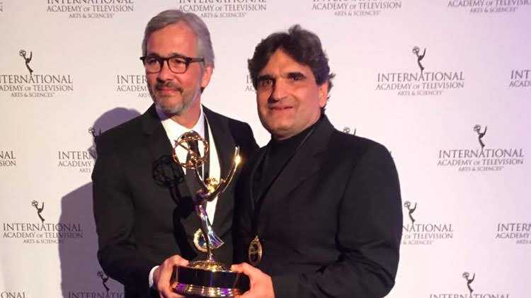 O autor Cao Hamburger e o diretor artístico Paulo Silvestrini recebem o prêmio Emmy