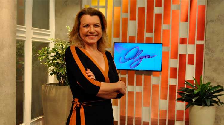 Olga Bongiovanni no cenário do seu programa na RedeTV!