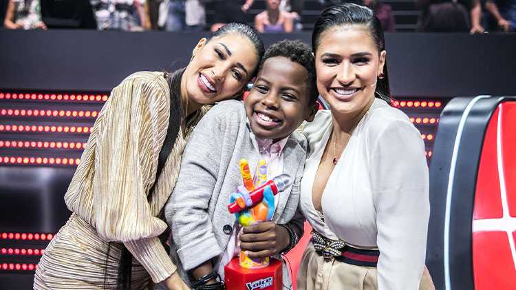 Simone e Simaria com Jeremias, o vencedor da quarta temporada do 'The Voice Kids'