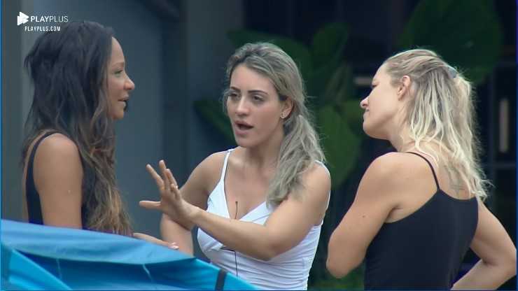 Jul Valcézia teve que intervir na discussão de Elaine e Drika no Power Couple Brasil