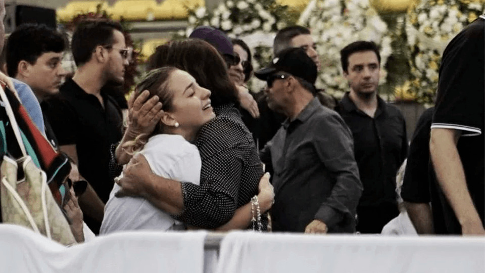 Karoline Calheiros, namorada do Gabriel Diniz, é consolada