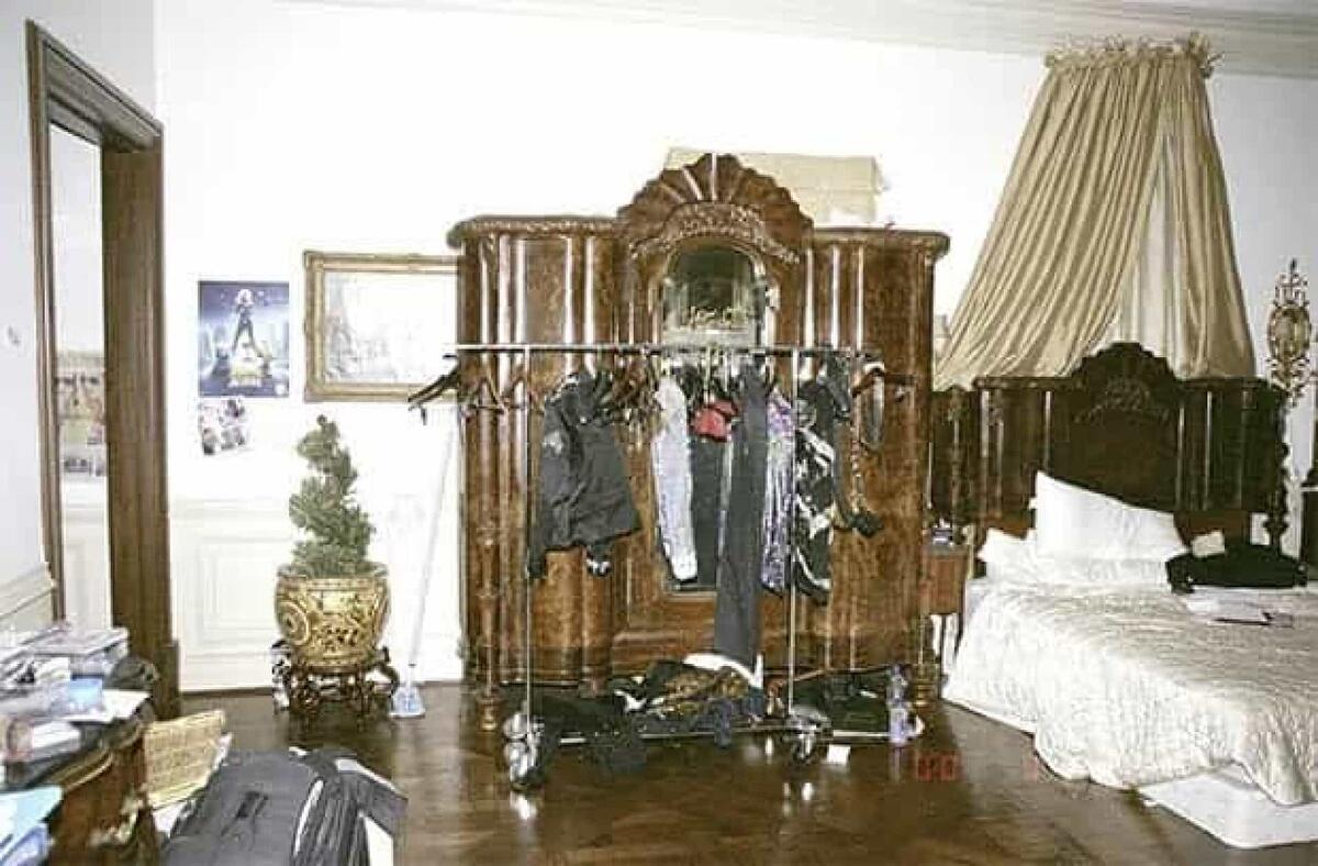 Imagens inéditas do quarto onde o cantor Michael Jackson foi encontrado morto