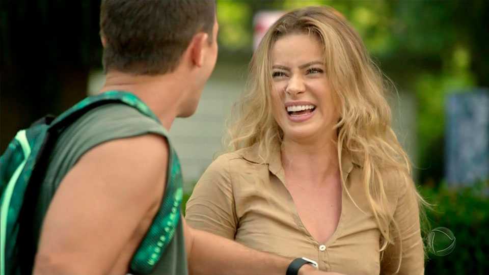 Graça (Rayanne Moraes) e Sem-Noção (João Villa), em cena da novela Topíssima