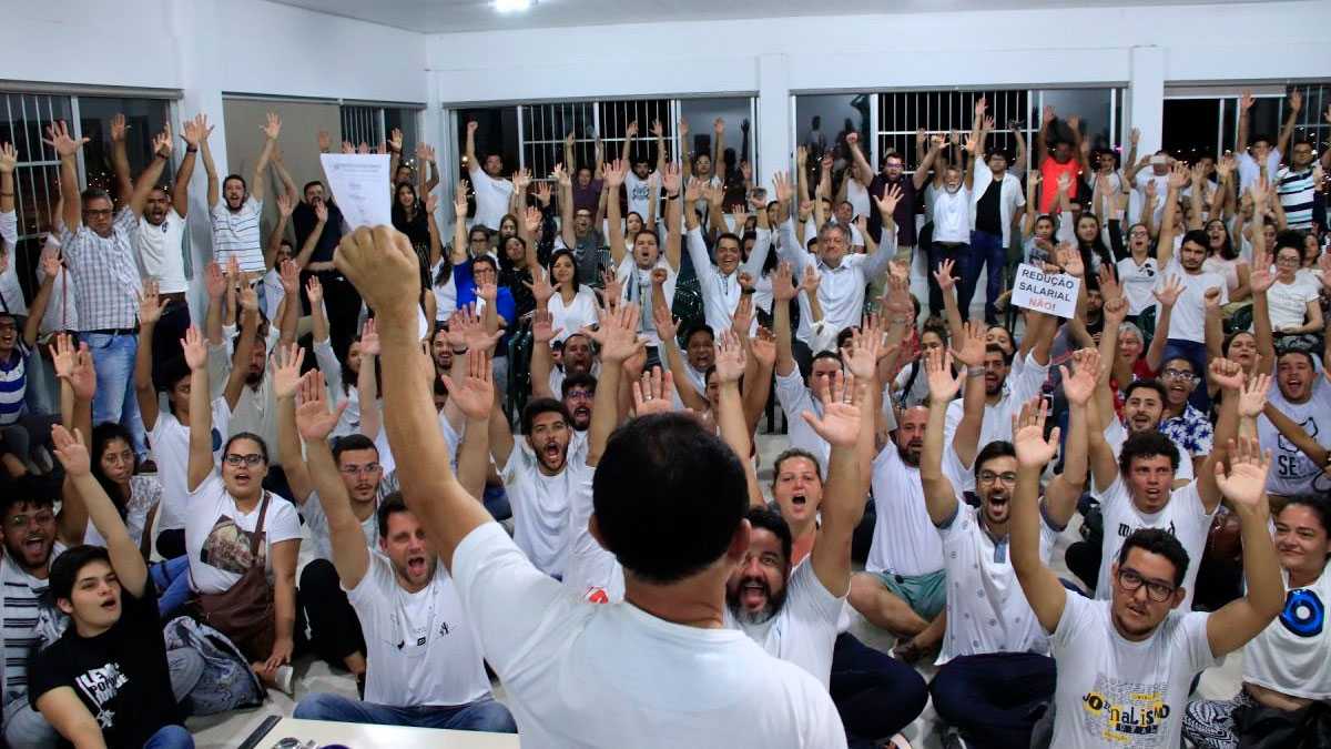 Jornalistas participam de uma Assembleia que decidiu pela continuação da greve