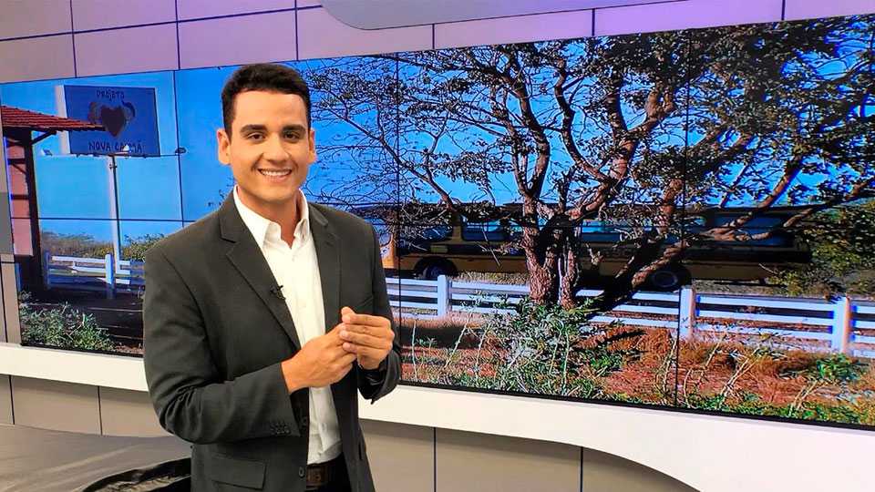 Mateus Borges no cenário da Record TV Itapoan