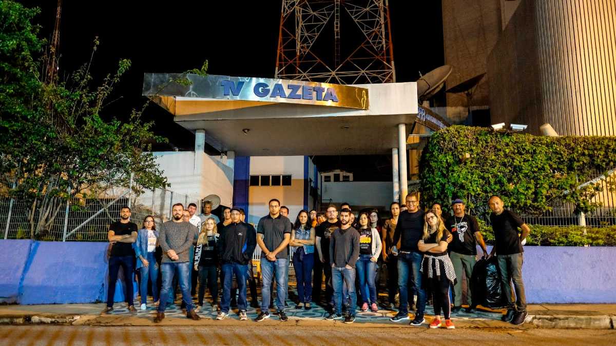 Jornalistas paralisados em frente a TV Gazeta, afiliada da Globo