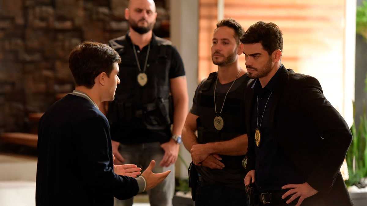 Delegado André (Sidney Sampaio) prende Rafael (Marcelo Rodrigues Filho) no capítulo de ontem (17) em Topíssima