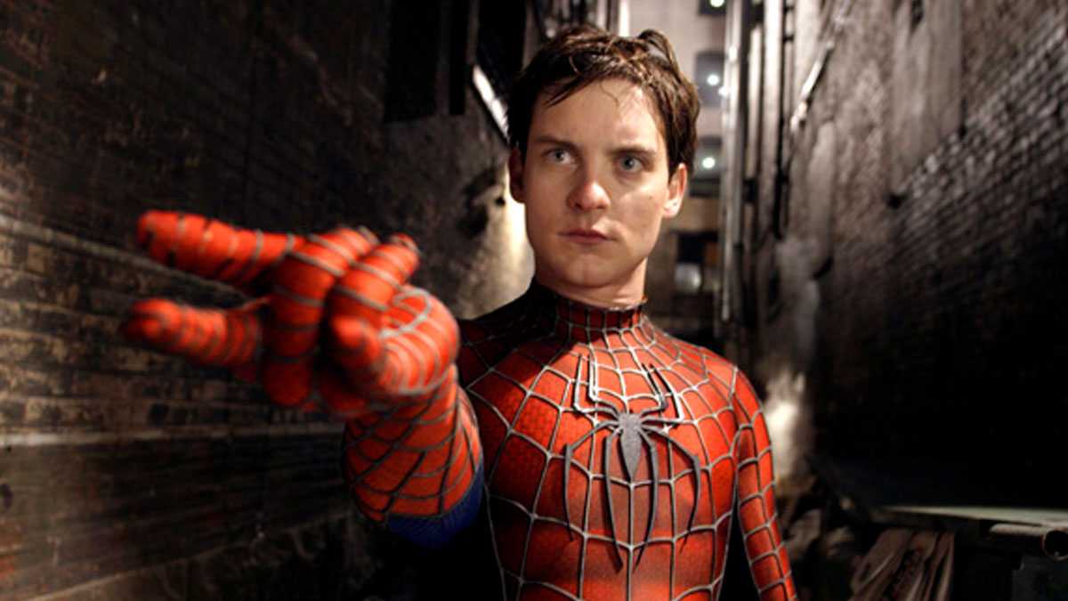 Peter Parker (Tobey Maguire) joga teia em cena do filme Homem Aranha 2