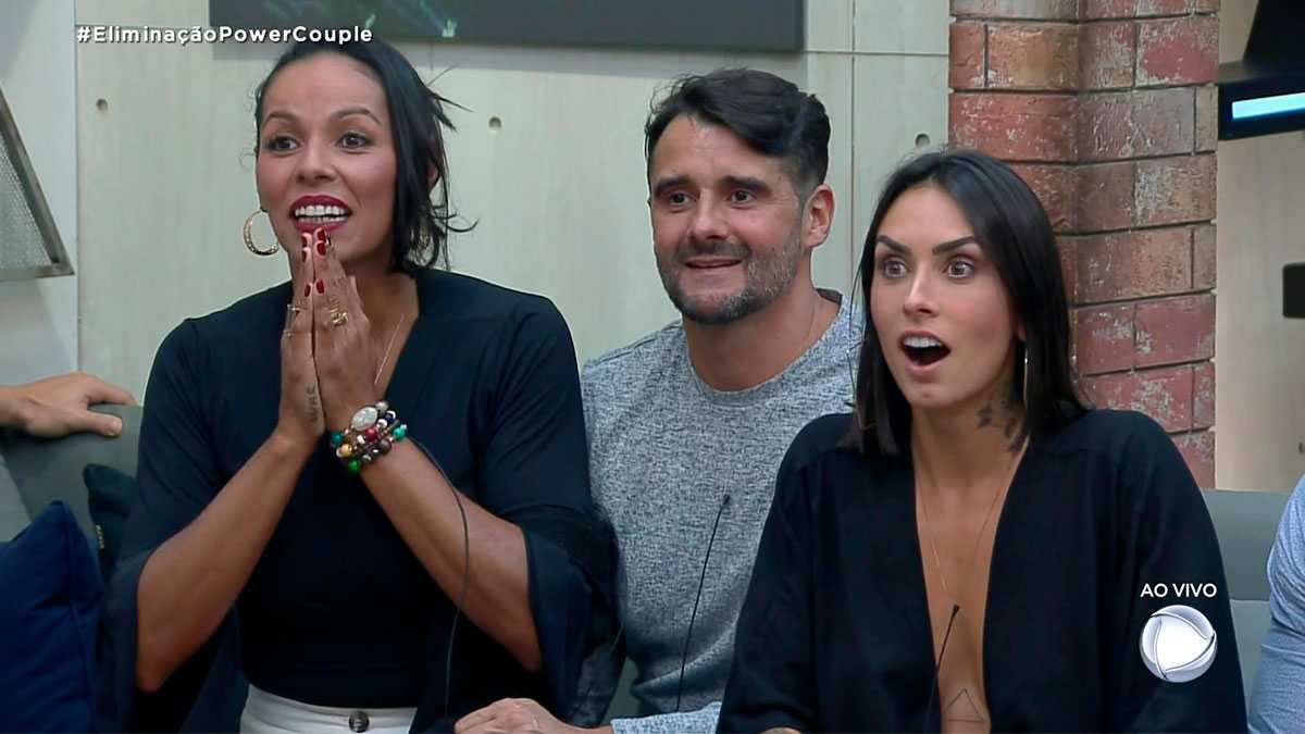 Paula e Clara recebem a notícia que as mulheres do Power Couple Brasil vão assistir a estreia do Dancing Brasil 5 no complexo de estúdios da Record TV no Rio