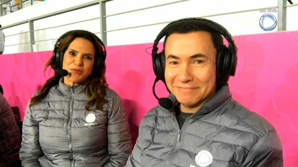 Comentarista Virna e o narrador Lucas Pereira na transmissão dos Jogos Pan-Americanos 2019 da Record TV