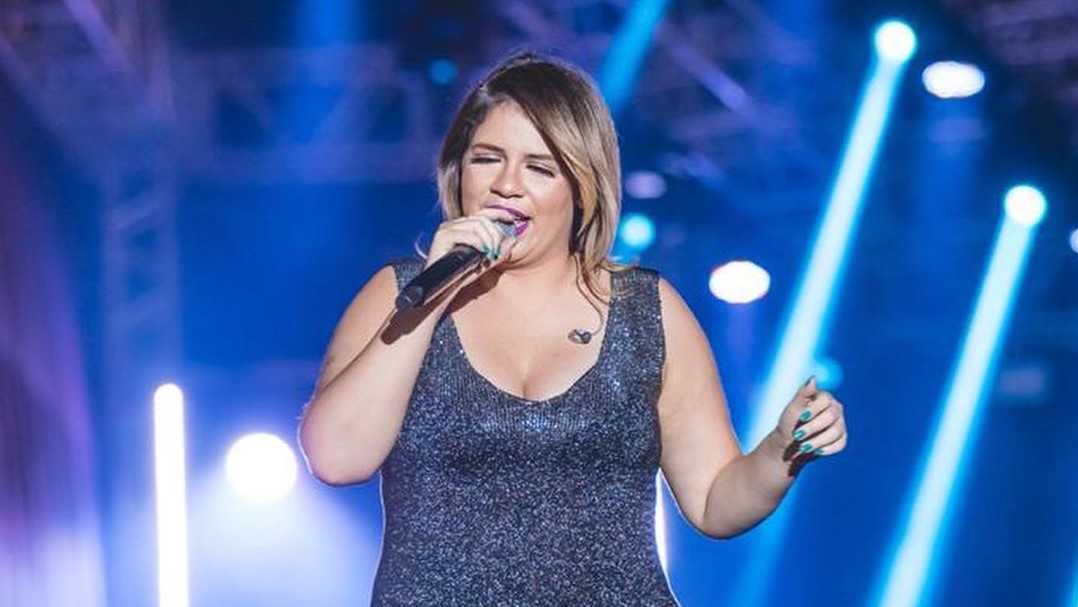 Marília Mendonça canta em show