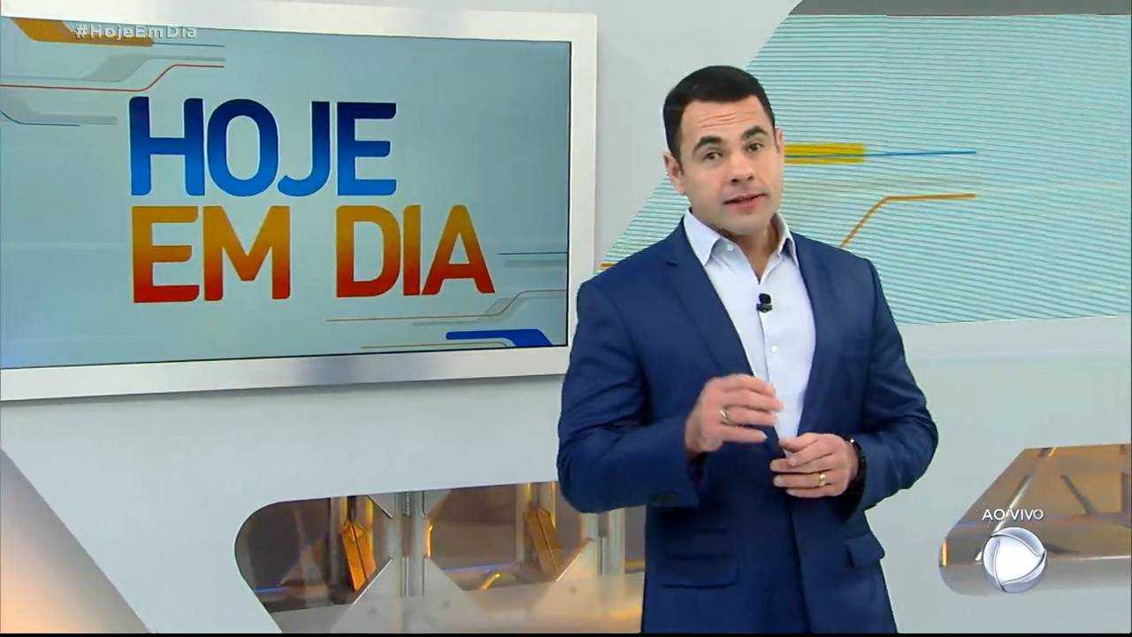 Tino Junior apresentando o Hoje em Dia