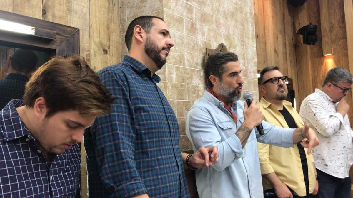 Marcos Mion e os diretores de A Fazenda, Fernando Viudez e Rodrigo Carelli