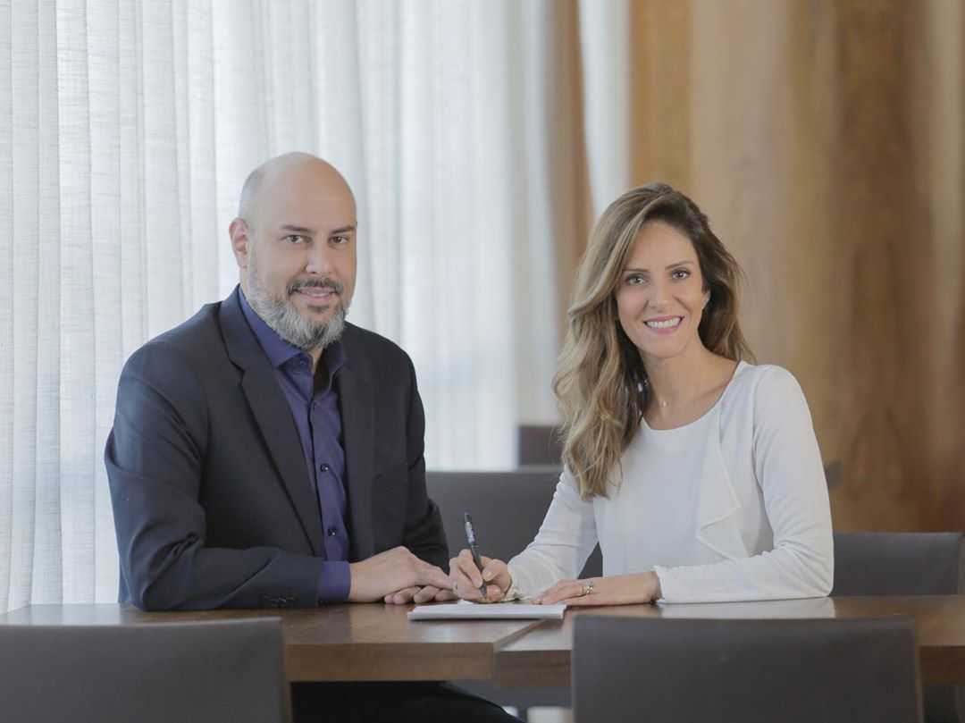 Monalisa Perrone assina contrato com a CNN Brasil ao lado de Douglas Tavolaro, CEO do canal |