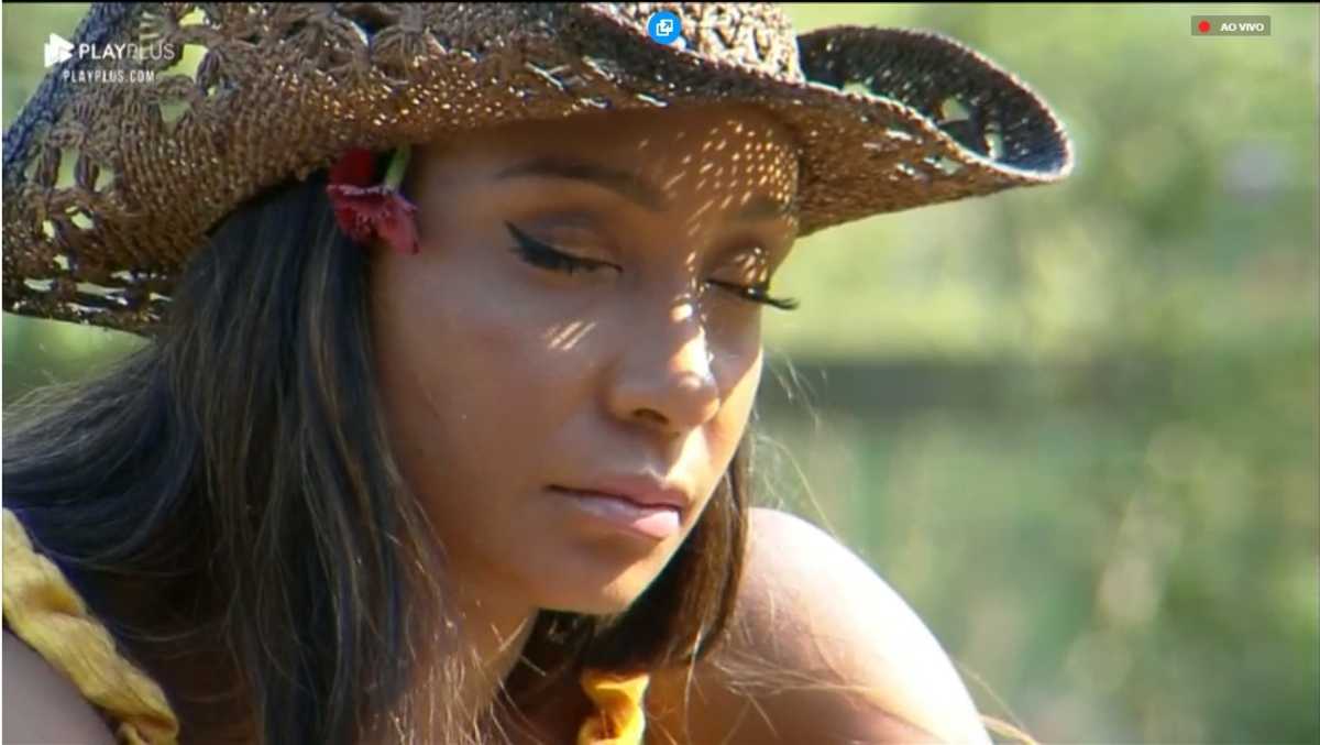 Drika tirando uma soneca durante a aula em A fazenda 11