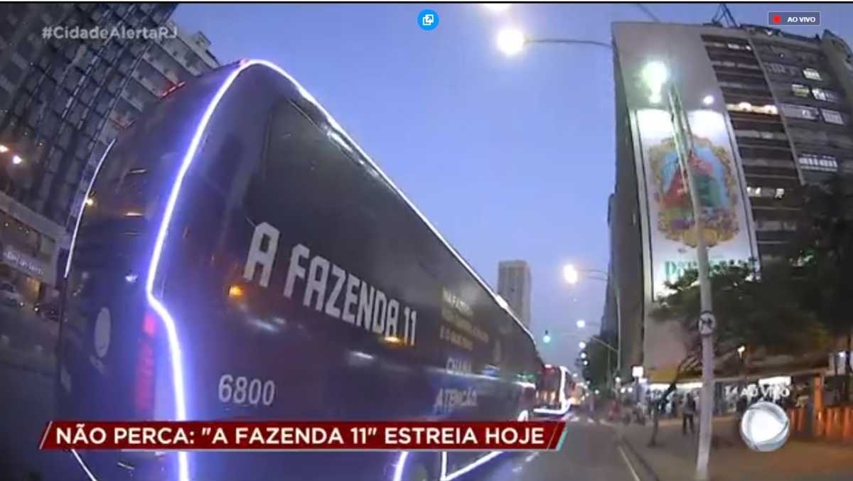 Um dos ônibus de 'A Fazenda 11' circulando pelo Rio de Janeiro