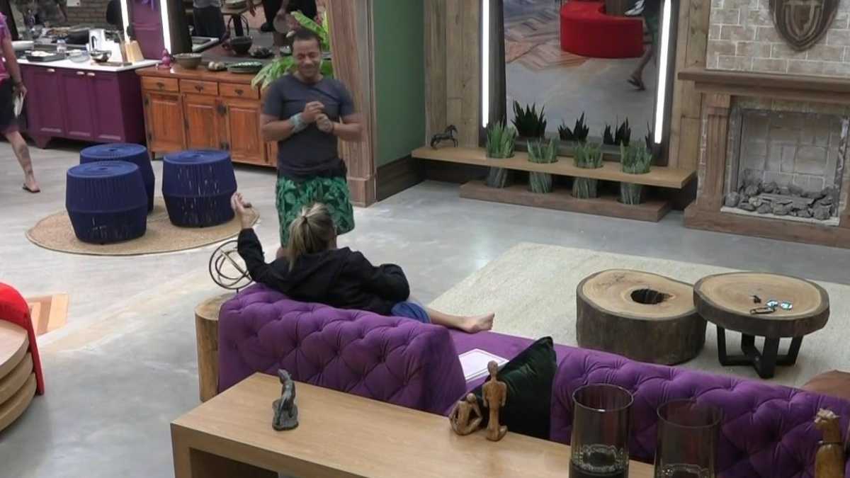 Phellipe Haagensen conversa com Hari Almeida na sala de A Fazenda