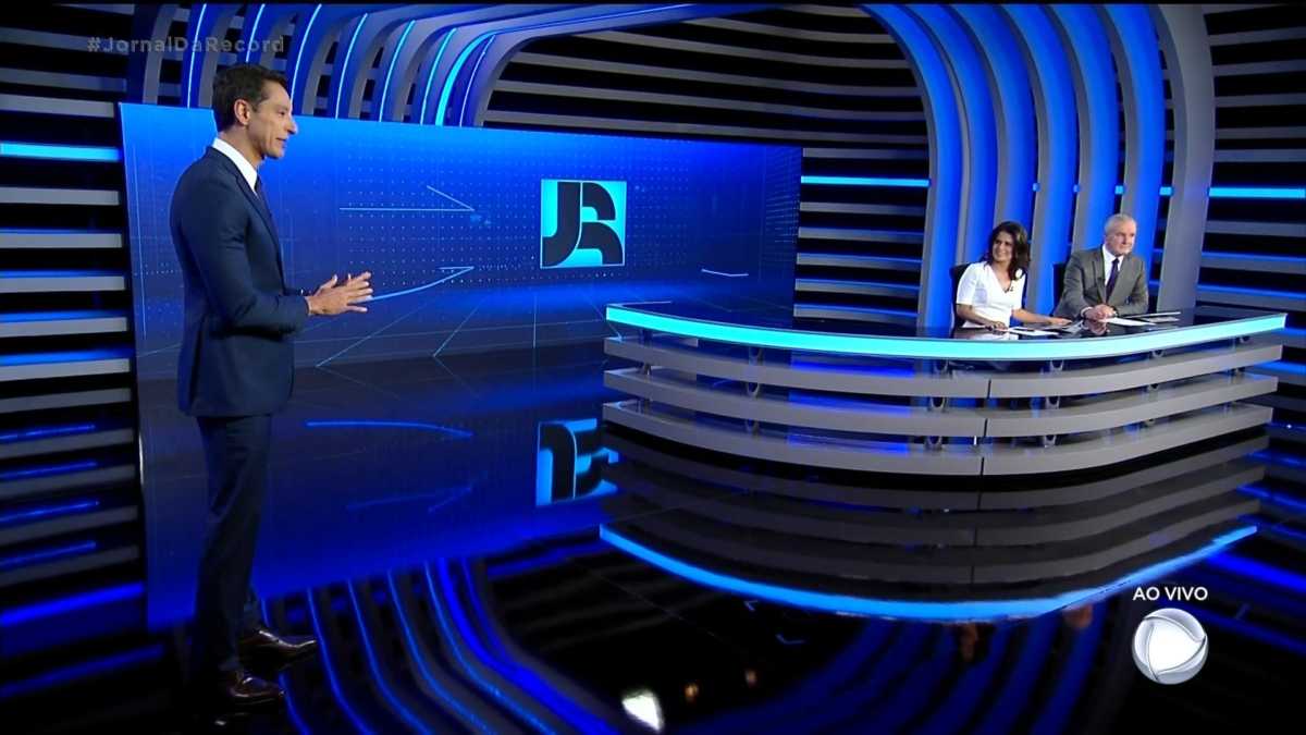 Sergio Aguiar participou da estreia do novo Jornal da Record com Adriana Araújo e Celso Freitas