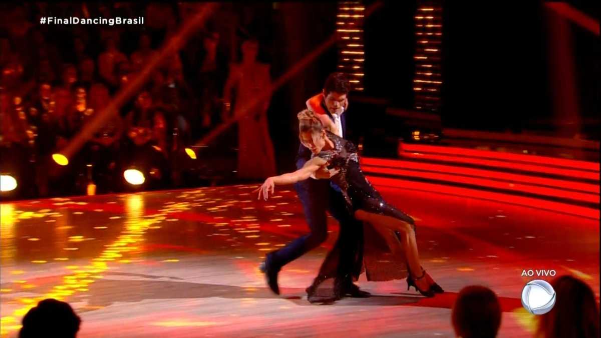 Paulo Victor e Bia Feres abriram a pista de dança