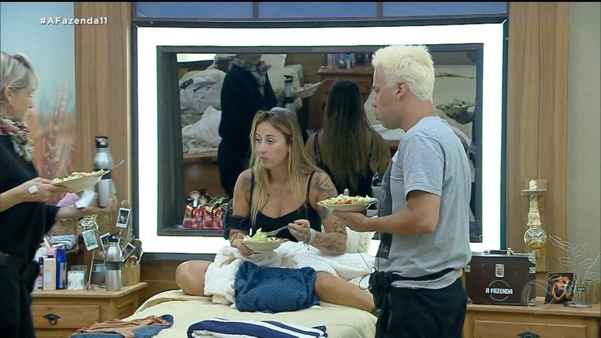 Andréa, Bifao e Viny almoçam separados