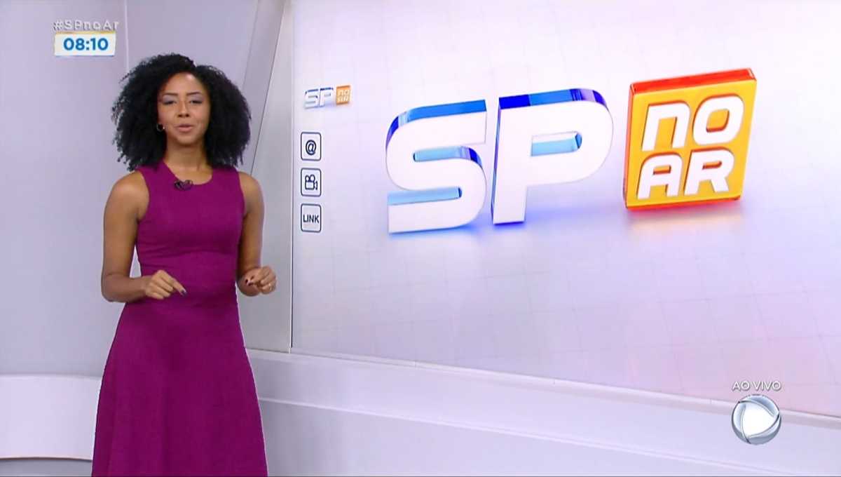 Mariana Bispo apresentando o SP no Ar