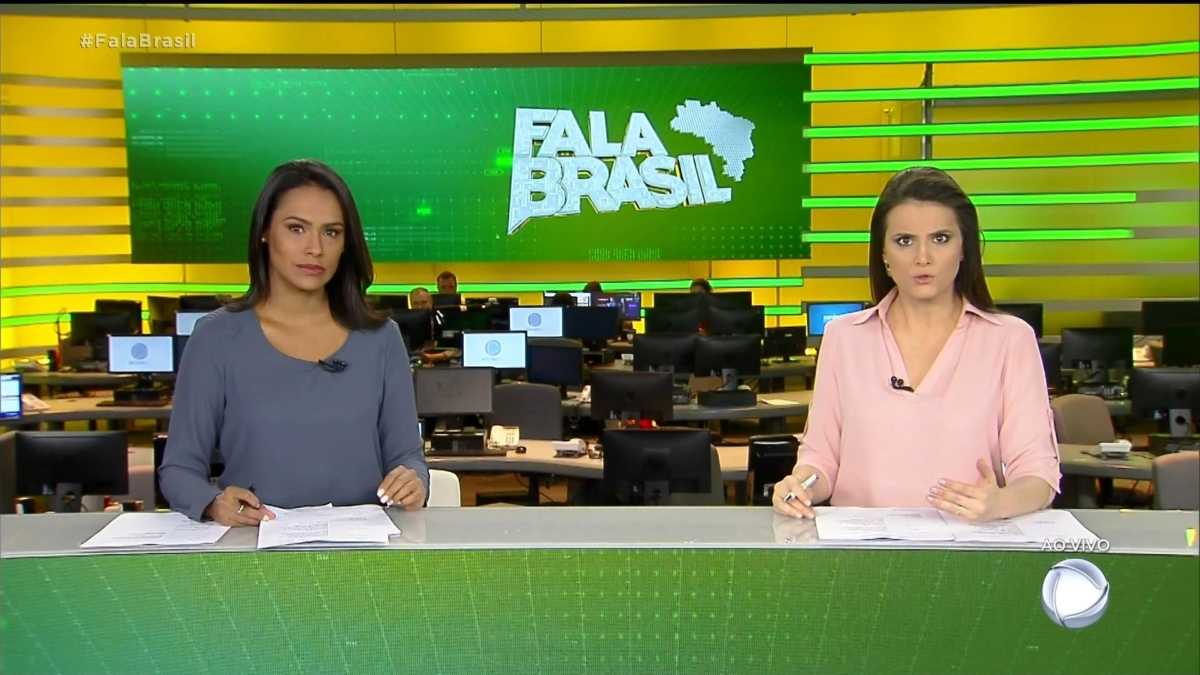 Salcy Lima e Roberta Piza apresentam o novo Fala Brasil em uma bancada enorme que também dificulta o dinamismo do jornalístico