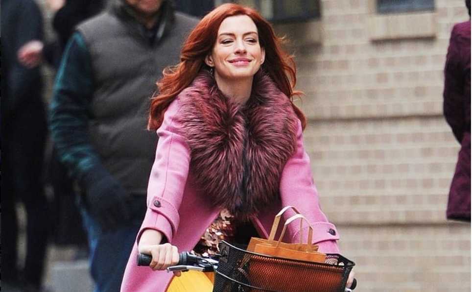 Anne Hathaway em cena de Modern Love