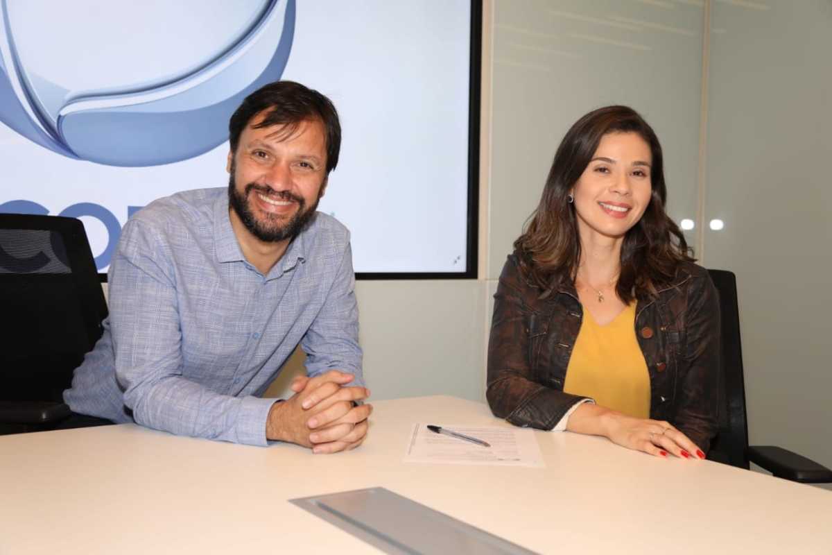 Antonio Guerreiro, vice-presidente de jornalismo da Record TV, com Natalia Teodoro, na Record TV, em São Paulo