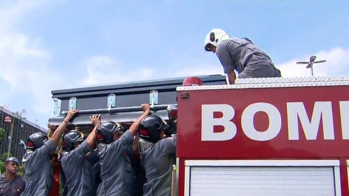 Caixão com o corpo de Gugu é colocado em cima do carro de bombeiros