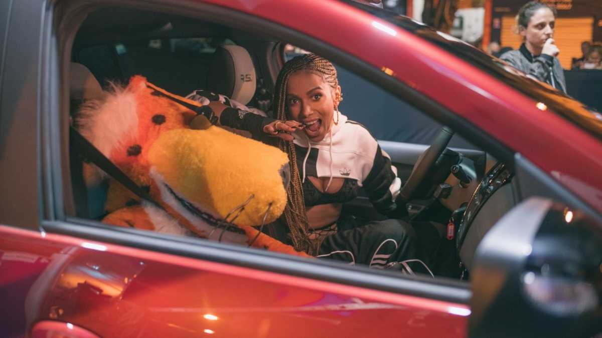Anitta e o mascote da Cheetos
