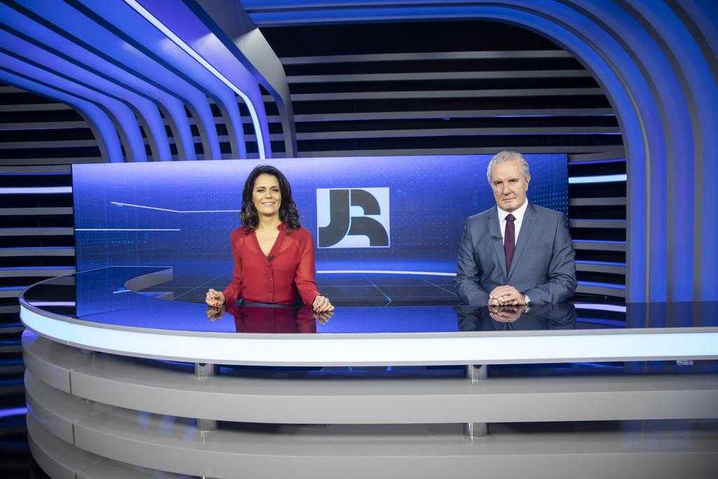 Adriana Araújo e Celso Freitas apresentam o Jornal da Record