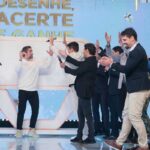 Os apresentadores da Record TV brincam de 'Desenhe, acerte e ganhe!" no Família Record TV
