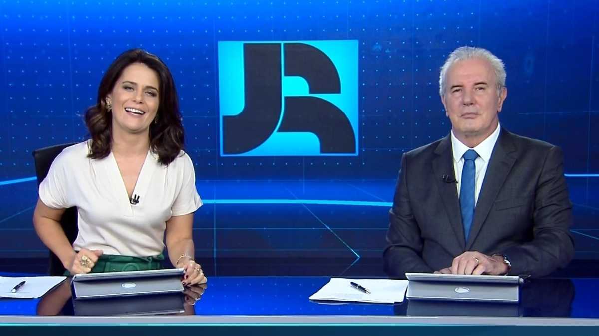 Adriana Araújo e Celso Freitas apresentando o Jornal da Record