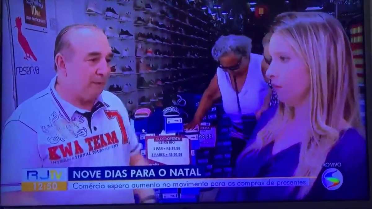 Repórter Cássia Carioca no momento em que perde os sentidos e cai