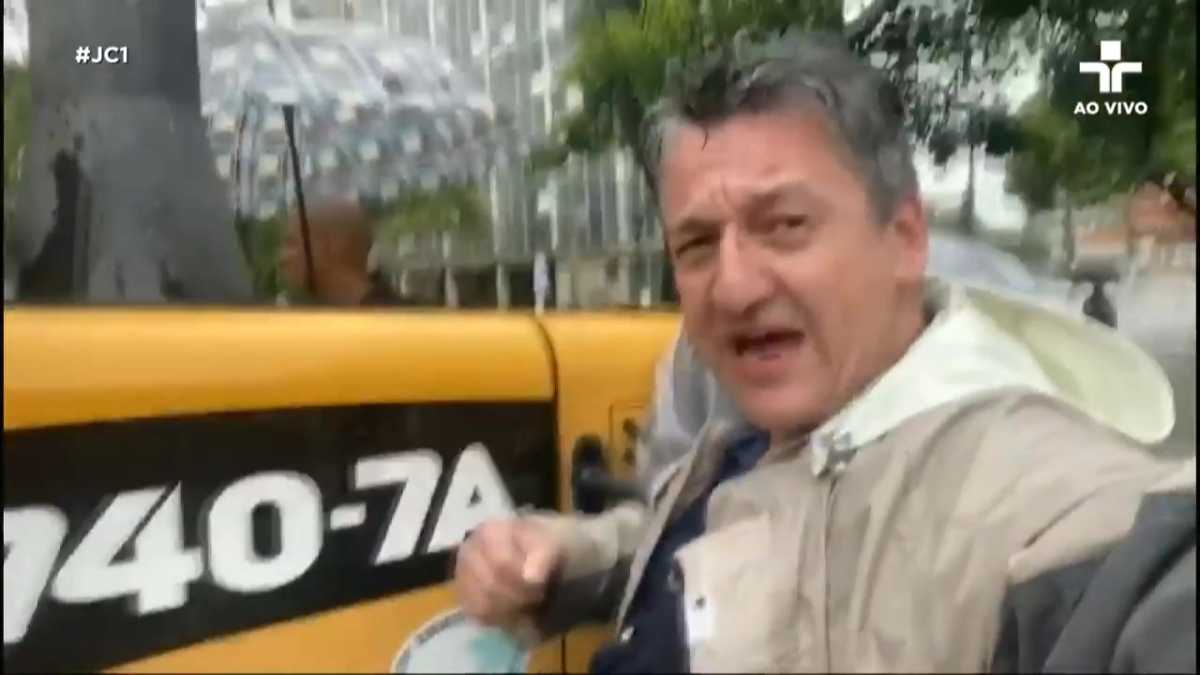 Aldo Quiroga chega na TV Cultura de trator